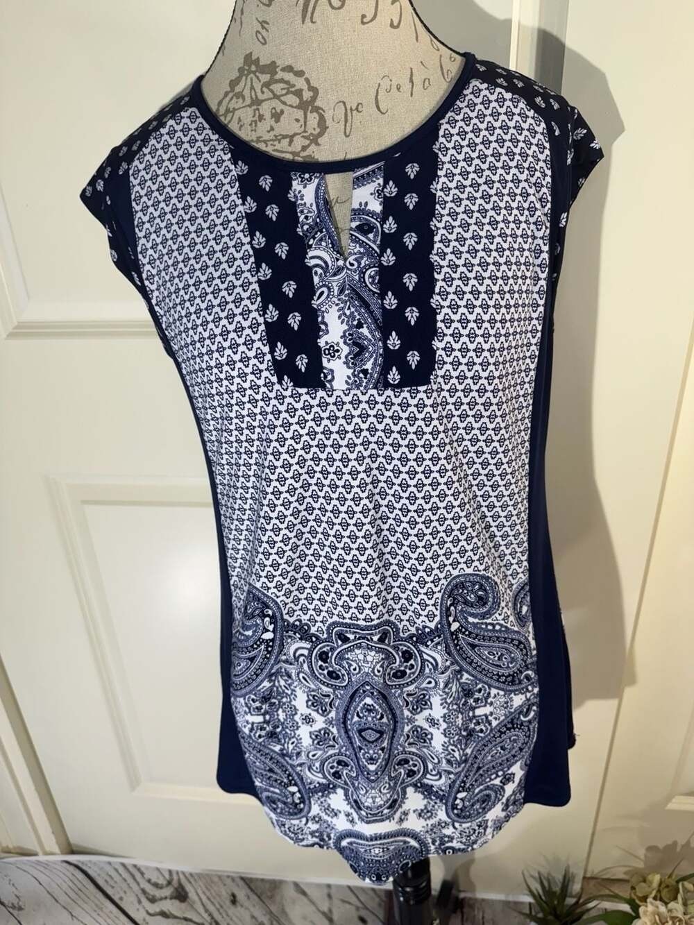 Roz & Ali Sleeveless Paisley Print Blouse Size S